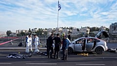 İsrail polisi, Filistinli silahlı kişilerce Batı Kudüs'te düzenlenen silahlı eylem sonrası olay bölgesinde inceleme yaparken
