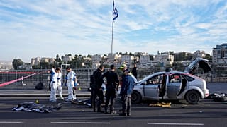 İsrail polisi, Filistinli silahlı kişilerce Batı Kudüs'te düzenlenen silahlı eylem sonrası olay bölgesinde inceleme yaparken