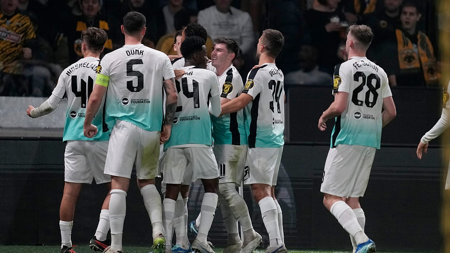 Οι παίκτες της Μπράιτον πανηγυρίζουν το 0-1