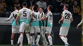 Οι παίκτες της Μπράιτον πανηγυρίζουν το 0-1