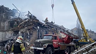 Cпасатели работают в Новогродовке, Украина, 30 ноября 2023 года.