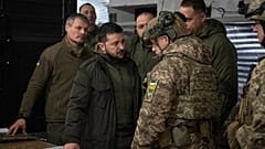 Der ukrainische Präsident Volodymyr Zelenskyy spricht mit dem Kommandeur der ukrainischen Bodentruppen in Charkivw.