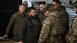 Der ukrainische Präsident Volodymyr Zelenskyy spricht mit dem Kommandeur der ukrainischen Bodentruppen in Charkivw.