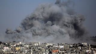 دخان يتصاعد من غارة إسرائيلية في سماء قطاع غزة