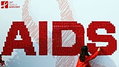 Bir kadın 2011 yılında Güney Kore'de düzenlenen bir AIDS farkındalık kampanyası sırasında panoya prezervatif takıyor.