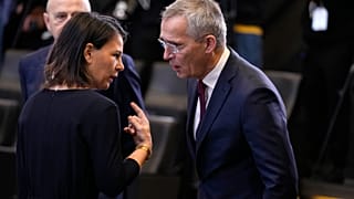 Ο γγ του ΝΑΤΟ, Γενς Στόλτενμπεργκ, συνομιλεί με την υπουργό Εξωτερικών της Γερμανίας, Αναλένα Μπέρμποκ.