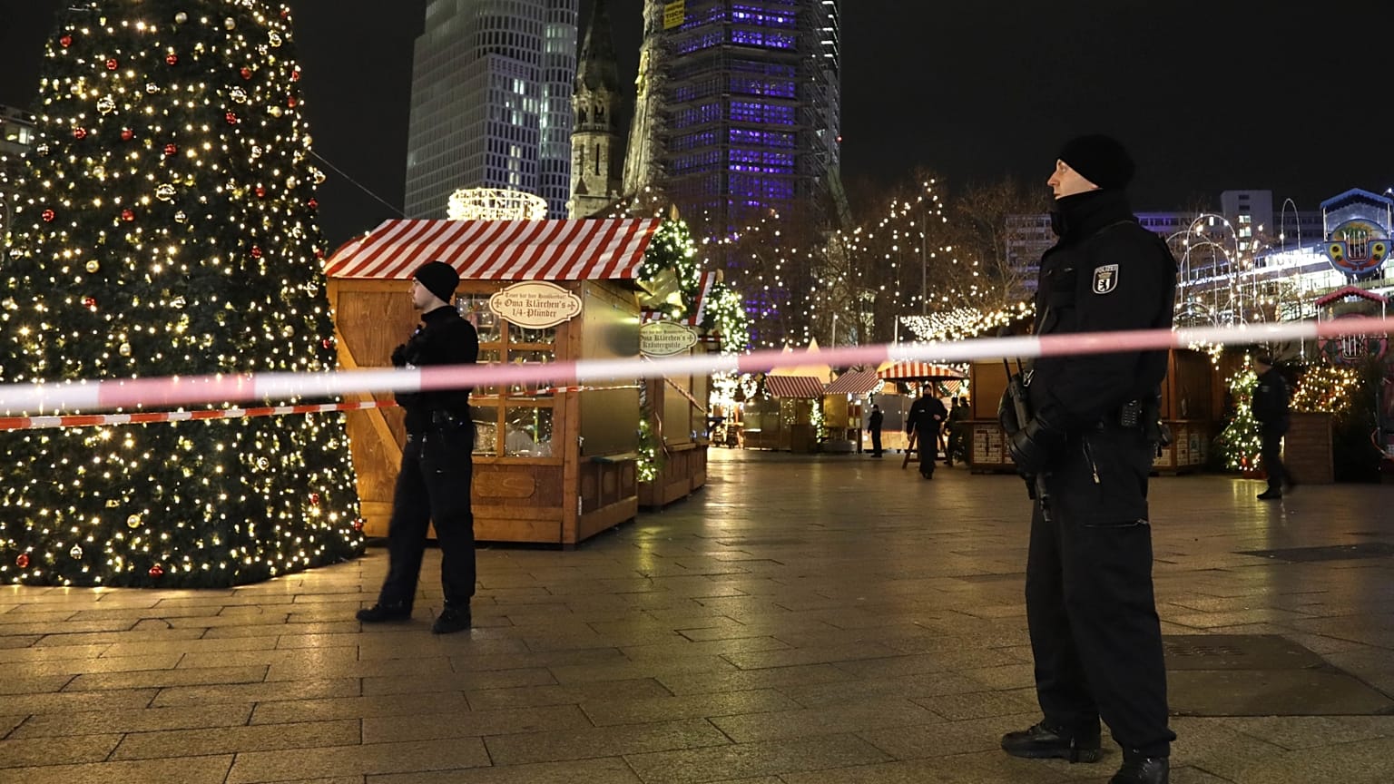 Archív fotó: német rendőrök őriznek egy karácsonyi vásárt