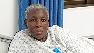 Photo de Safina Namukwaya, une femme de 70 ans qui a donné naissance à des jumeaux.