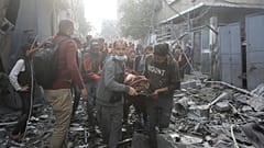 Μεταφορά τραυματία μετά από ισραηλινούς βομβαρδισμούς στη Ράφα στη Λωρίδα της Γάζας
