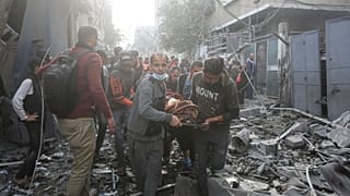 Μεταφορά τραυματία μετά από ισραηλινούς βομβαρδισμούς στη Ράφα στη Λωρίδα της Γάζας