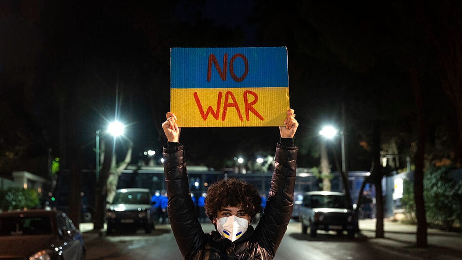 FILE - Un manifestante regge un cartello durante una protesta contro l'invasione russa dell'Ucraina, davanti all'ambasciata russa ad Atene, venerdì 25 febbraio 2022.