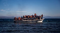 قارب مهاجرين بالقرب من اليونان