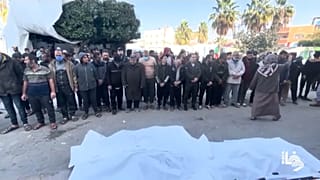 خلال صلاة الجنازة على ضحايا القصف الإسرائيلي