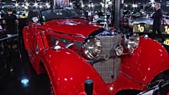 Imagen de un lujoso coche antiguo presentado en el marco de una exhibición del mundo del motor.