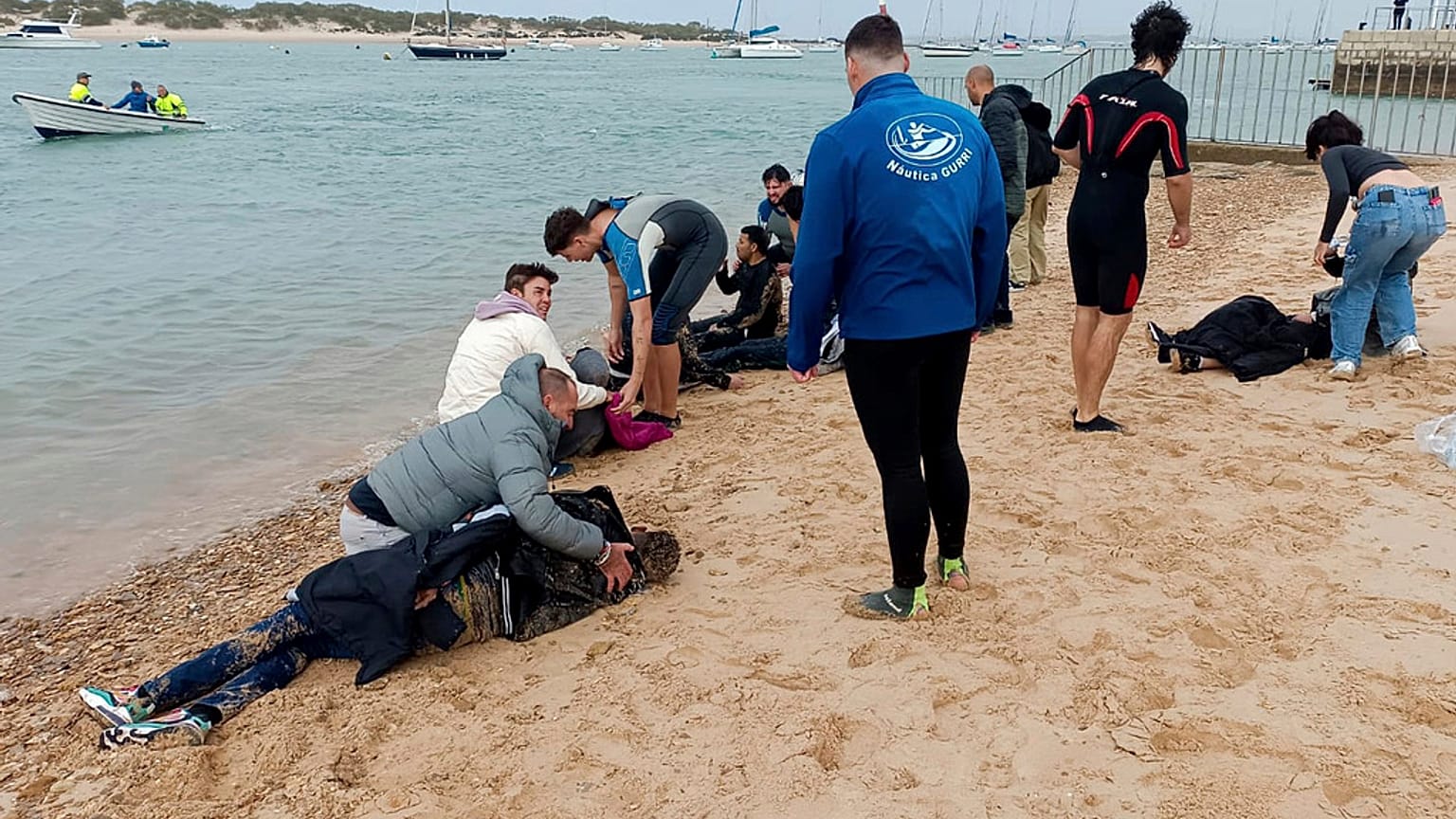 Rescate de migrantes en la orilla de una playa, cerca de Cádiz, España.
