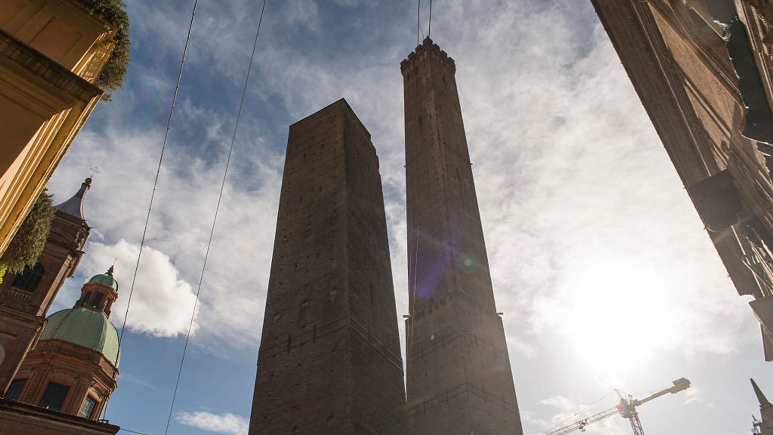 Der Blick auf den Garisenda-Turm von der Piazza Ravegnana 