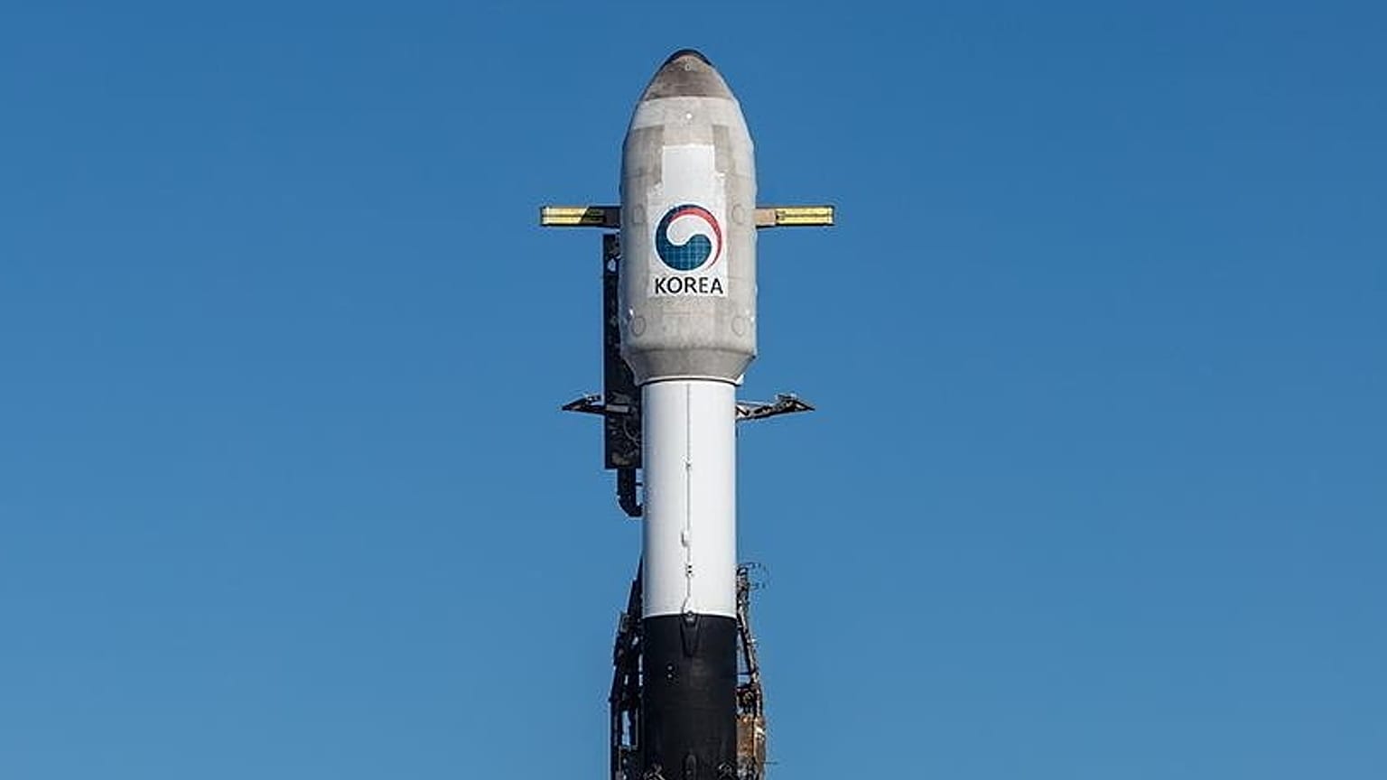 Dél-Korea első kémműholdja egy Falcon 9 hordozórakétán kilövés előtt a kaliforniai Vandenberg légitámaszponton 2023. december 1-jén.