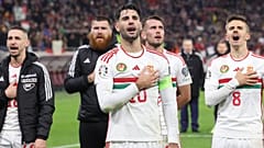 Magyar játékosok a Himnuszt éneklik a Magyarország - Montenegró (3-1) Európa-bajnoki selejtező után a budapesti Puskás Arénában 2023. november 19-én. 