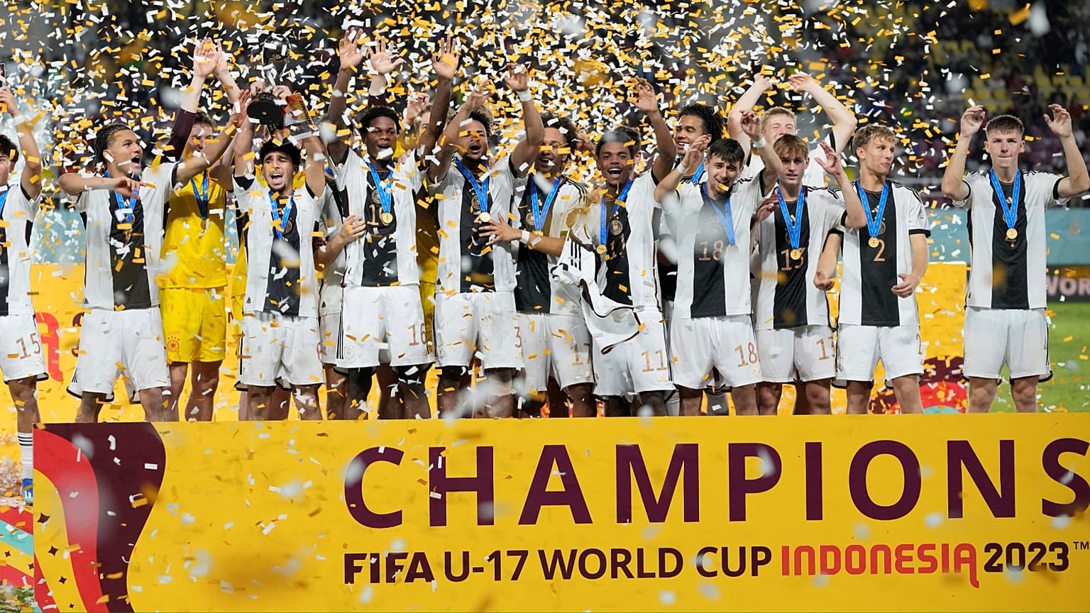 احتفال المنتخب الألماني بالتتويج