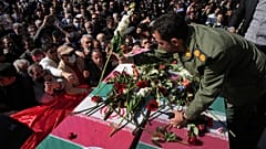 عکس مربوز به تشییع دو تن از کشته شدگان سپاه در حمله اسرائیل به سوریه به تاریخ چهارم آوریل ۲۰۲۳ است