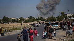 Palästinenser fliehen während der andauernden israelischen Bombardierung aus Khan Younis im Gazastreifen.