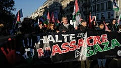 Auf dem Plakat der Demonstranten steht "Stoppt das Massaker im Gazastreifen"