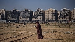 Palästinenser fliehen während des andauernden israelischen Bombardements  aus Chan Junis im Gazastreifen, Samstag, 2. Dezember 2023.