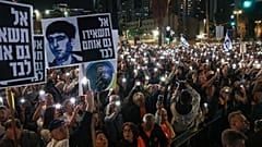 Regelmäßig gehen in Tel Aviv tausende Menschen auf die Straße, um für die Freilassung der Hamas-Geiseln zu demonstrieren.