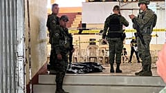Soldaten sichern den Tatort nach der Explosion in Marawi.