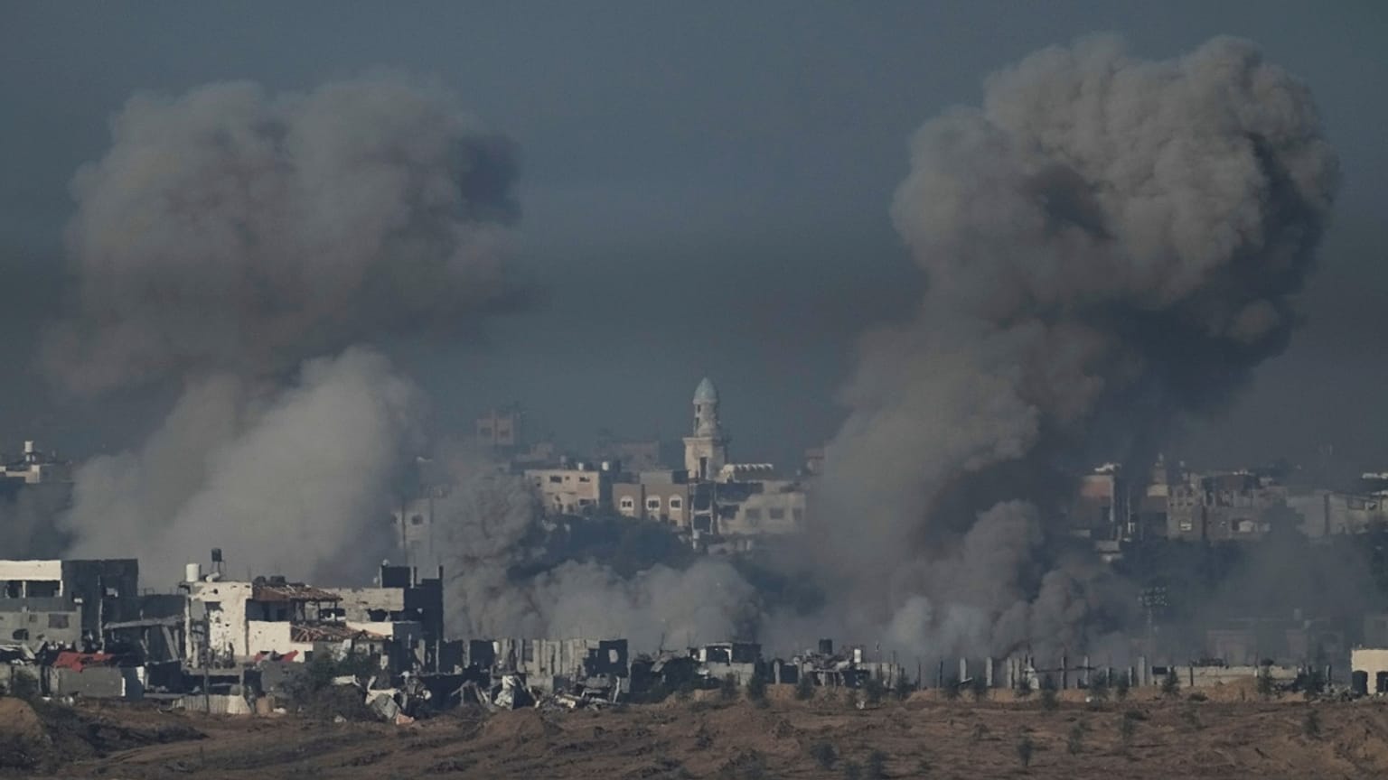 Füst száll fel a Gázai övezet déli részén a bombázások során 2023. december 3-án