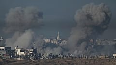 Füst száll fel a Gázai övezet déli részén a bombázások során 2023. december 3-án