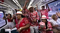 Mitglieder der Sambaschule Salgueiro im Sambazug am nationalen Sambatag in Rio de Janeiro. 2. Dezember 2023
