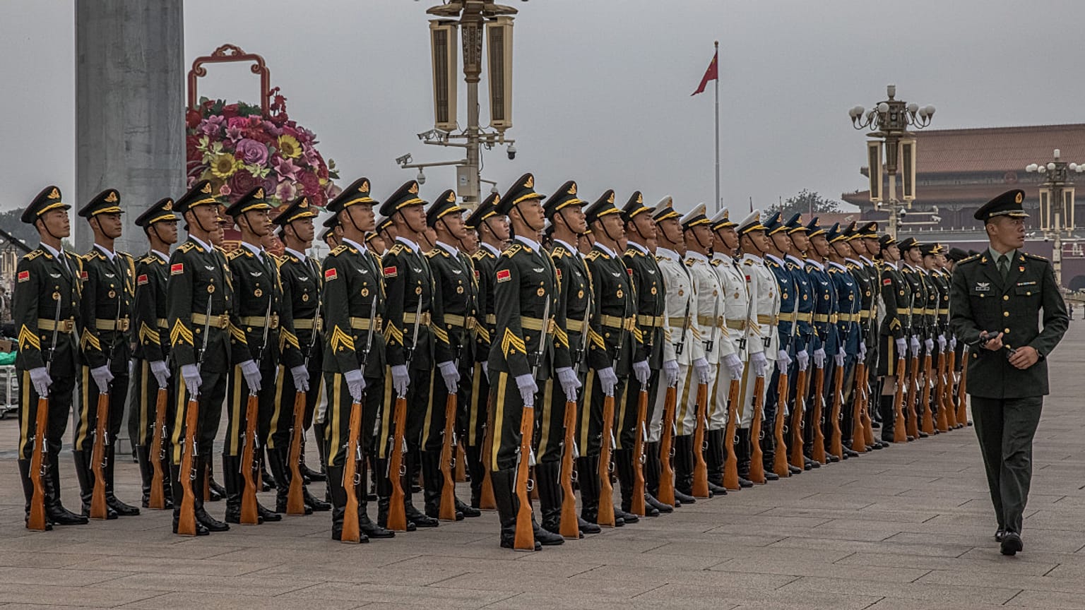 Kínai katonák a Népi Hősök emlékművénél tartott ünnepségen a pekingi Tienanmen téren 2021. szeptember 30-án