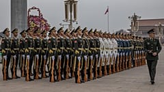Kínai katonák a Népi Hősök emlékművénél tartott ünnepségen a pekingi Tienanmen téren 2021. szeptember 30-án
