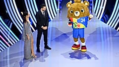 Albärt, das offizielle Maskottchen der UEFA EURO 2024, betritt die Bühne während der Auslosung des Finalturniers der UEFA EURO 2024 in der Elbphilharmonie am Samstag