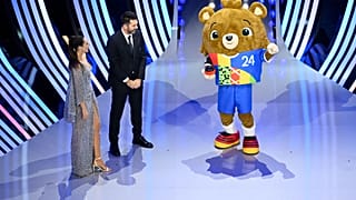 Albärt, das offizielle Maskottchen der UEFA EURO 2024, betritt die Bühne während der Auslosung des Finalturniers der UEFA EURO 2024 in der Elbphilharmonie am Samstag