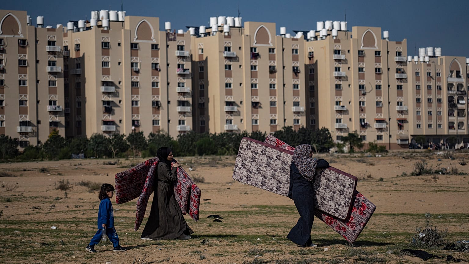 Palestinesi fuggono da est a ovest di Khan Younis, nella Striscia di Gaza, durante i bombardamenti israeliani