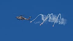 Israelischer Kampfhubschrauber im Einsatz an der Grenze zu Gaza am 4.12.23