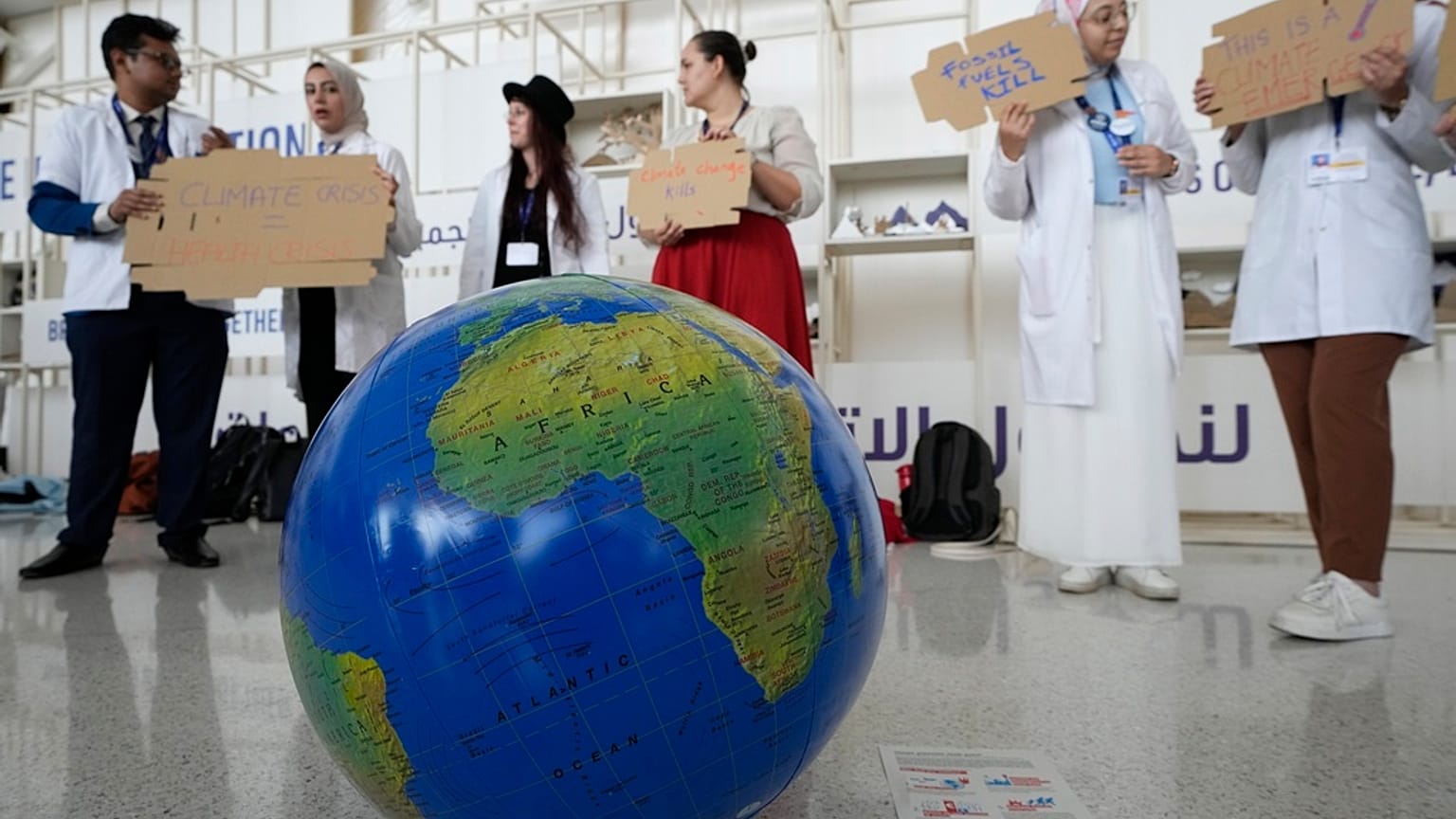 Menschen nehmen an einer Demonstration teil, um den Zusammenhang zwischen Gesundheit und Klima auf dem UN-Klimagipfel COP28 am Sonntag, dem 3. Dezember, in Dubai aufzuzeigen.
