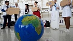 Menschen nehmen an einer Demonstration teil, um den Zusammenhang zwischen Gesundheit und Klima auf dem UN-Klimagipfel COP28 am Sonntag, dem 3. Dezember, in Dubai aufzuzeigen.
