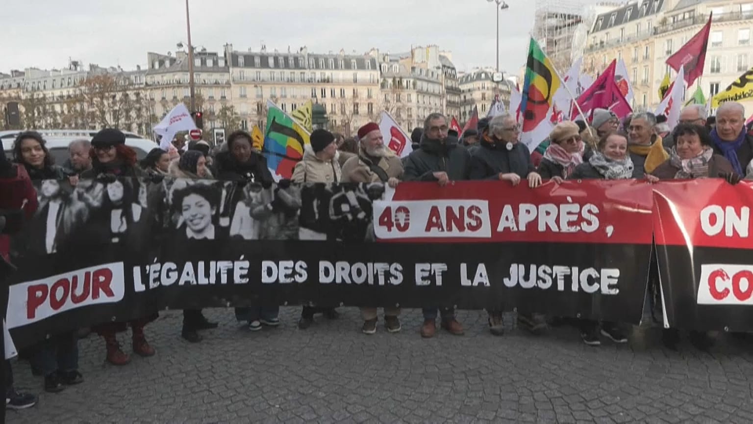Hunderte beteiligten sich an dem Protestmarsch durch Paris