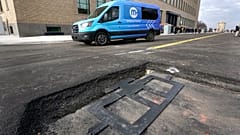Ηλεκτρικό βαν κινείται κοντά σε ορατό πηνίο ασύρματης φόρτισης