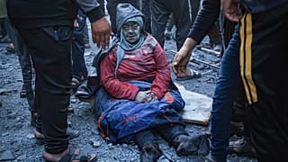 Gazze Şeridi'nin güneyindeki Refah'ta İsrail saldırısı sonrası yaralanan bir kadın