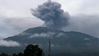 Le volcan Marapi sur l'île de Sumatra