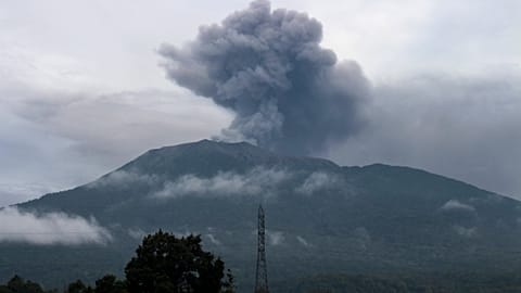 Le volcan Marapi sur l'île de Sumatra