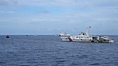 Arşiv: Güney Çin Denizi'nde karşı karşıya gelen Filipin tedarik tekneleri (solda) ve Çin sahil güvenlik gemileri