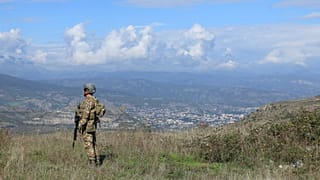 Arşiv: Azeri askeri Muhtar köyündeki eski bir Ermeni ayrılıkçı askeri mevzisinde duruyor