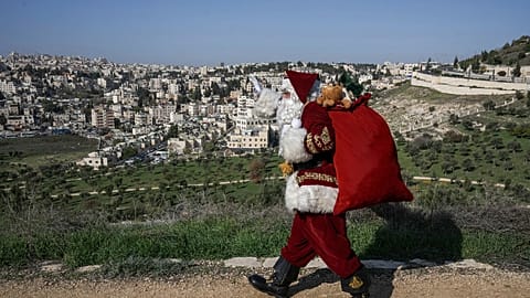 سانتا كلوس بالقرب من مدينة القدس
