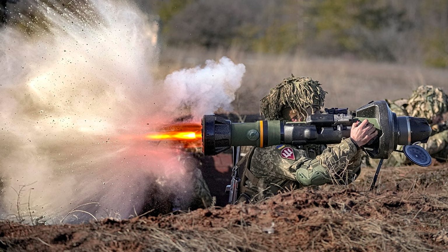 Un militaire ukrainien tire avec une arme antichar NLAW lors d'un exercice dans le cadre de l'opération des forces conjointes, dans la région de Donetsk, Ukraine, 15.02.2022