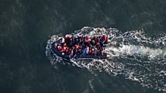 Un grupo de inmigrantes intenta llegar al Reino Unido desde Francia en un barco pequeño, el 16 de septiembre de 2023.